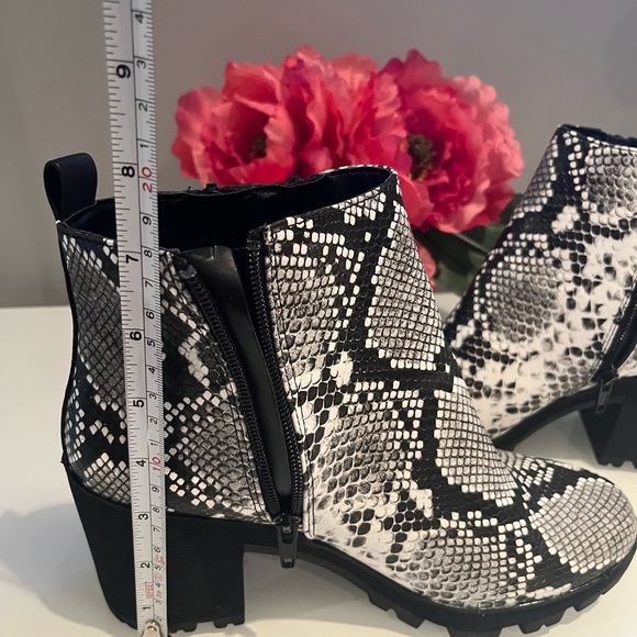 Boots - Picture 7 of 11